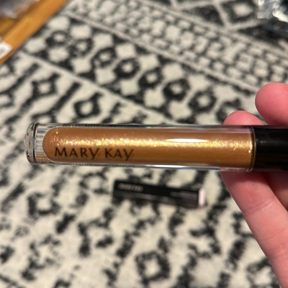 Mary Kay Unlimited Lipgloss - Picture 2 of 4